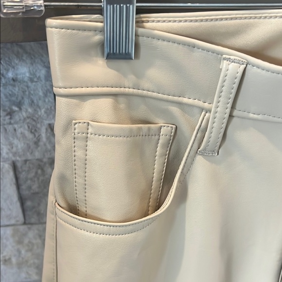 NWT Abercrombie & Fitch Cream 90s Straight Leg High Rise Vegan Leather 2/26 - Picture 6 of 10